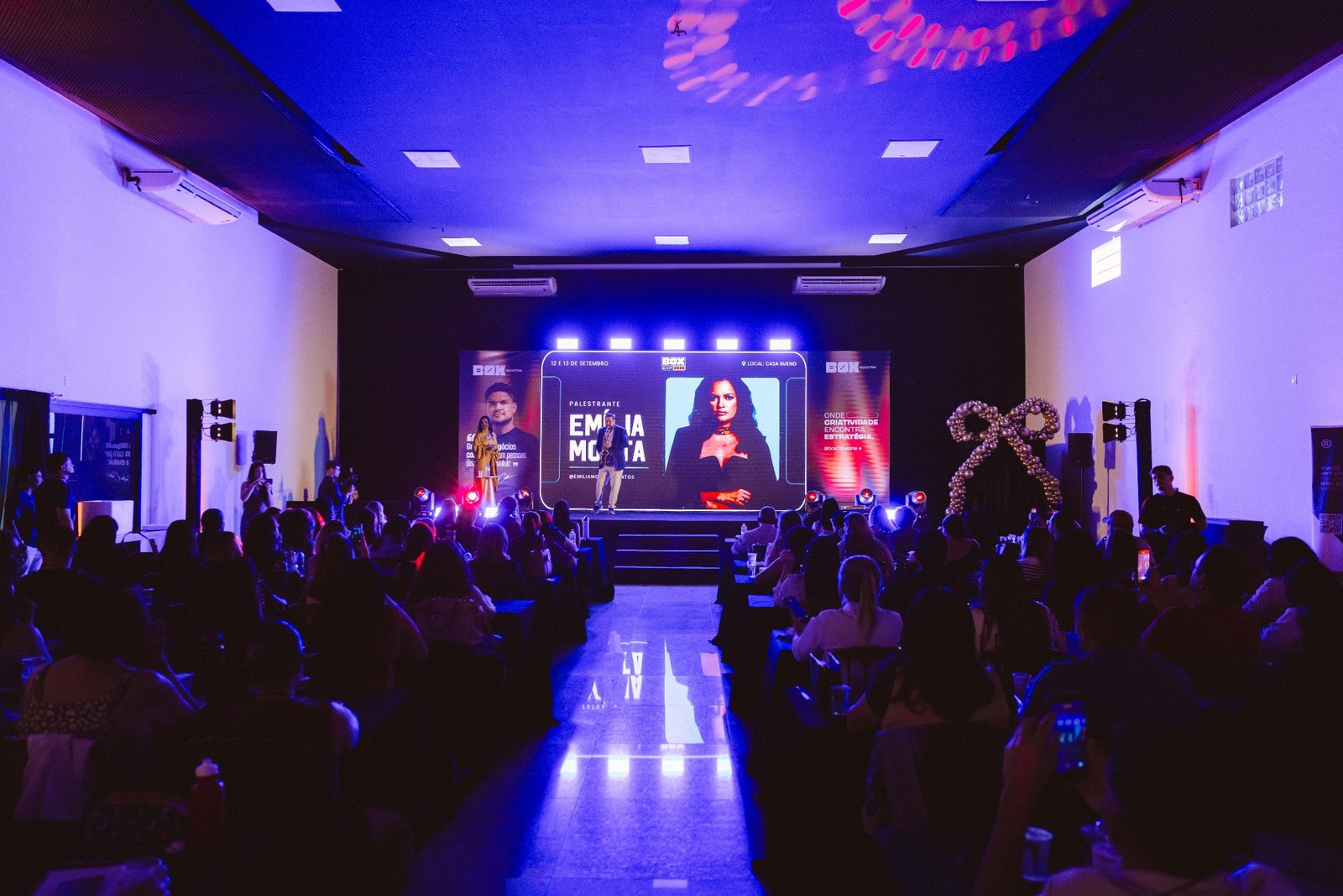 Palco e público durante a programação