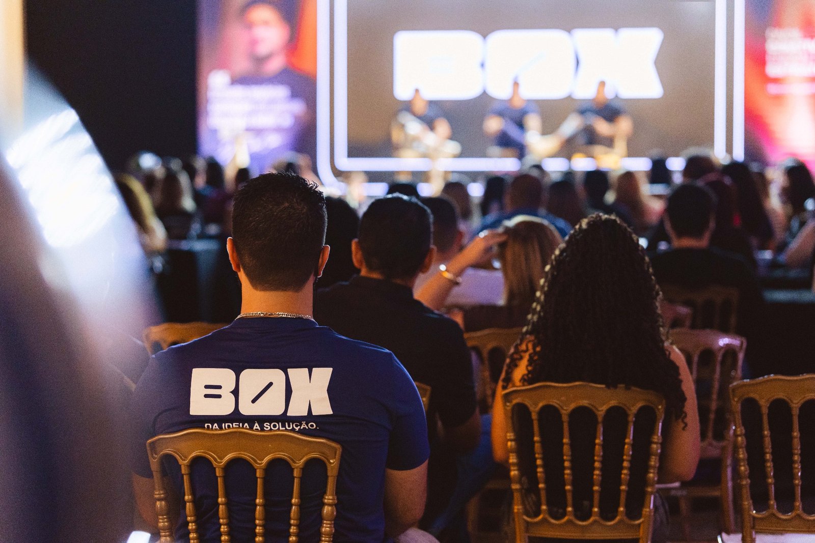 Participantes diante do palco do Box Experience